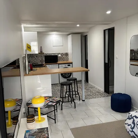 Apartman 83 *